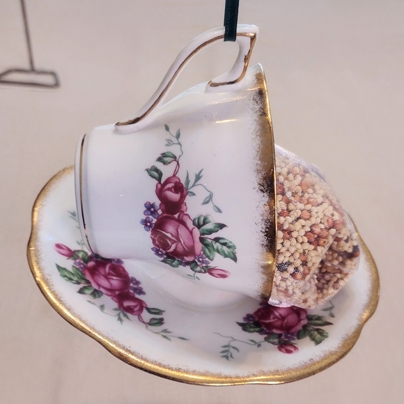 Bone China hand crafted bird feeder, Rosina pattern, made in England - Picture 1 of 7